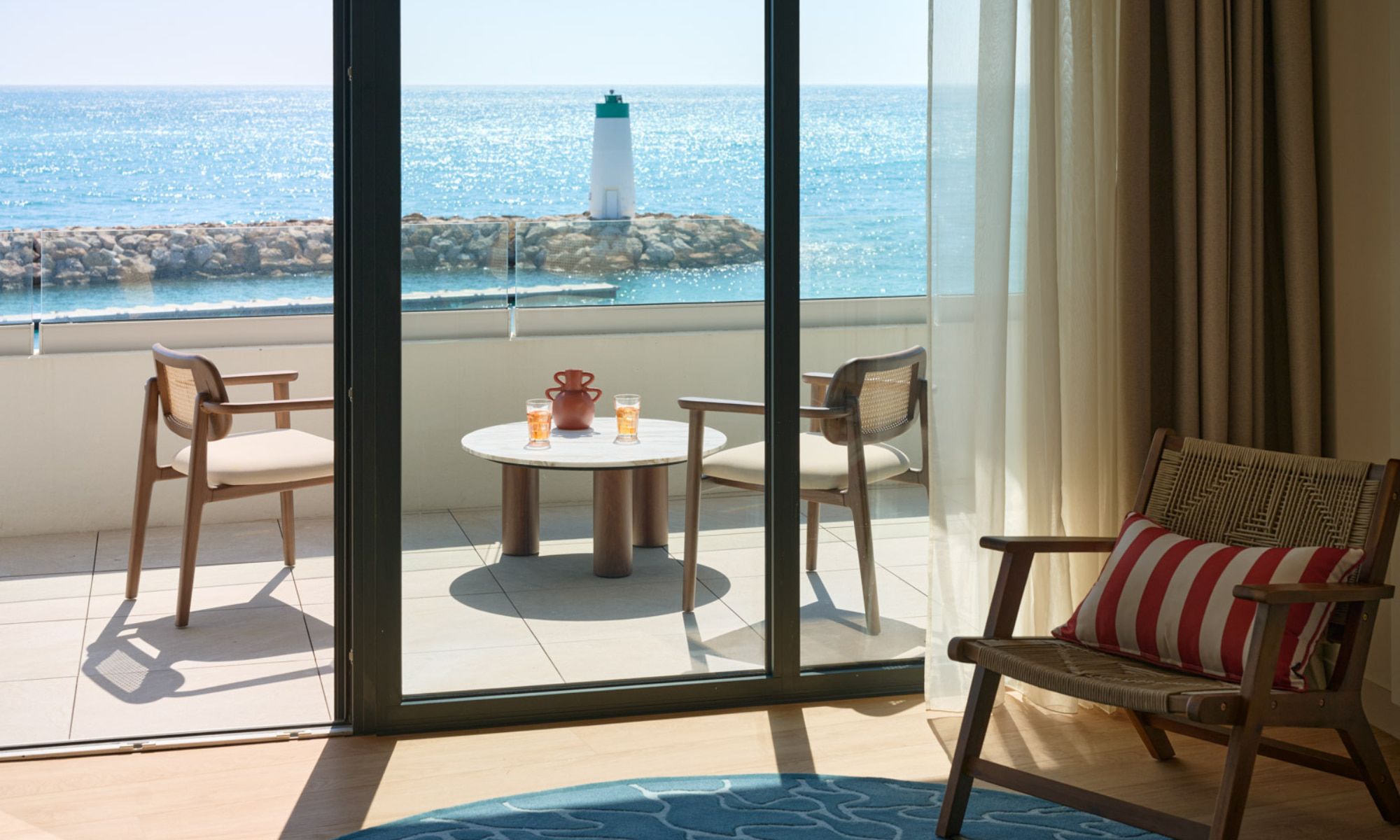 Terrasse Marina Suite vue mer et phare, Marina Baie des Anges Hôtel, Côte d'Azur