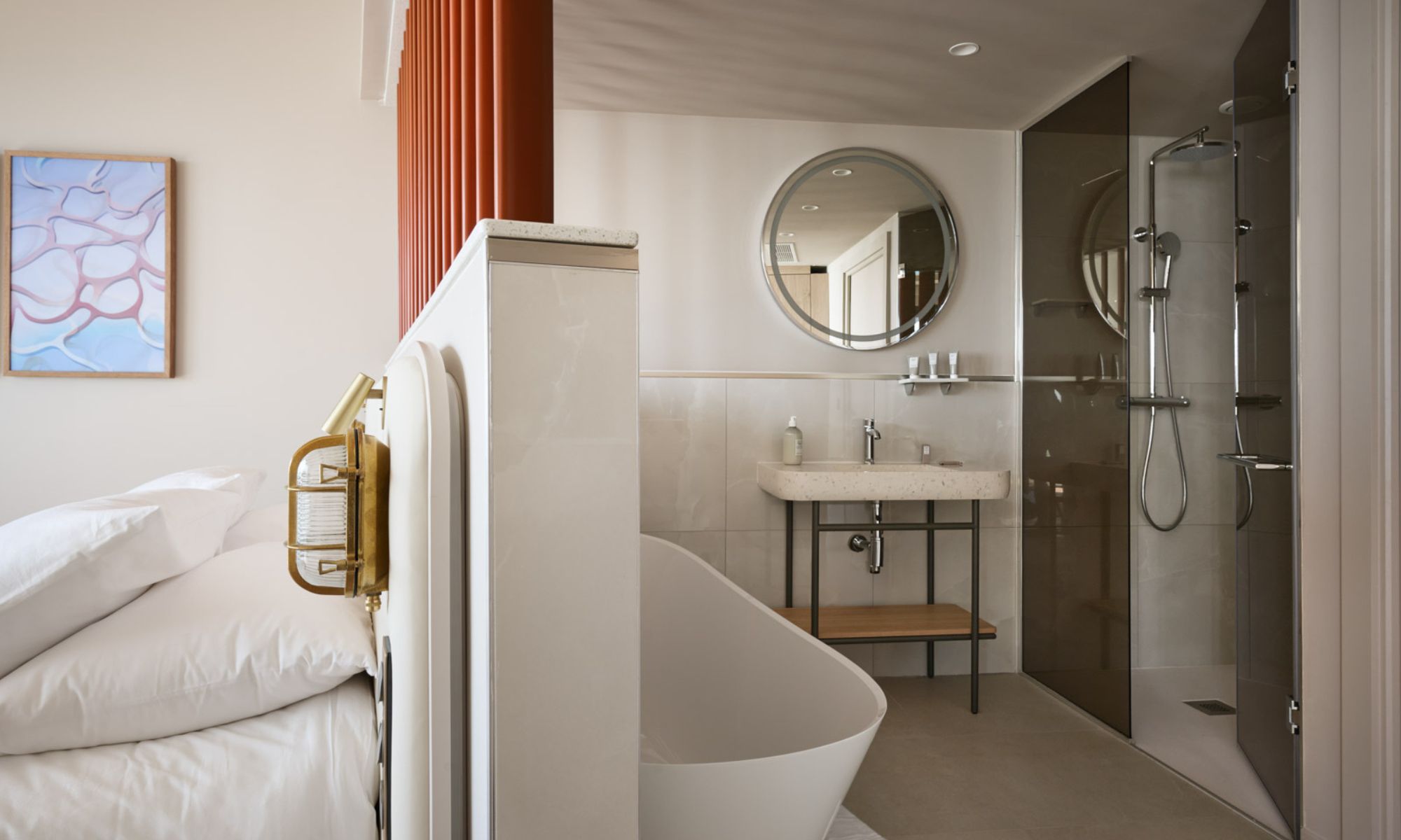 Salle de bains Marina Suite, baignoire îlot et douche, Marina Baie des Anges Hôtel