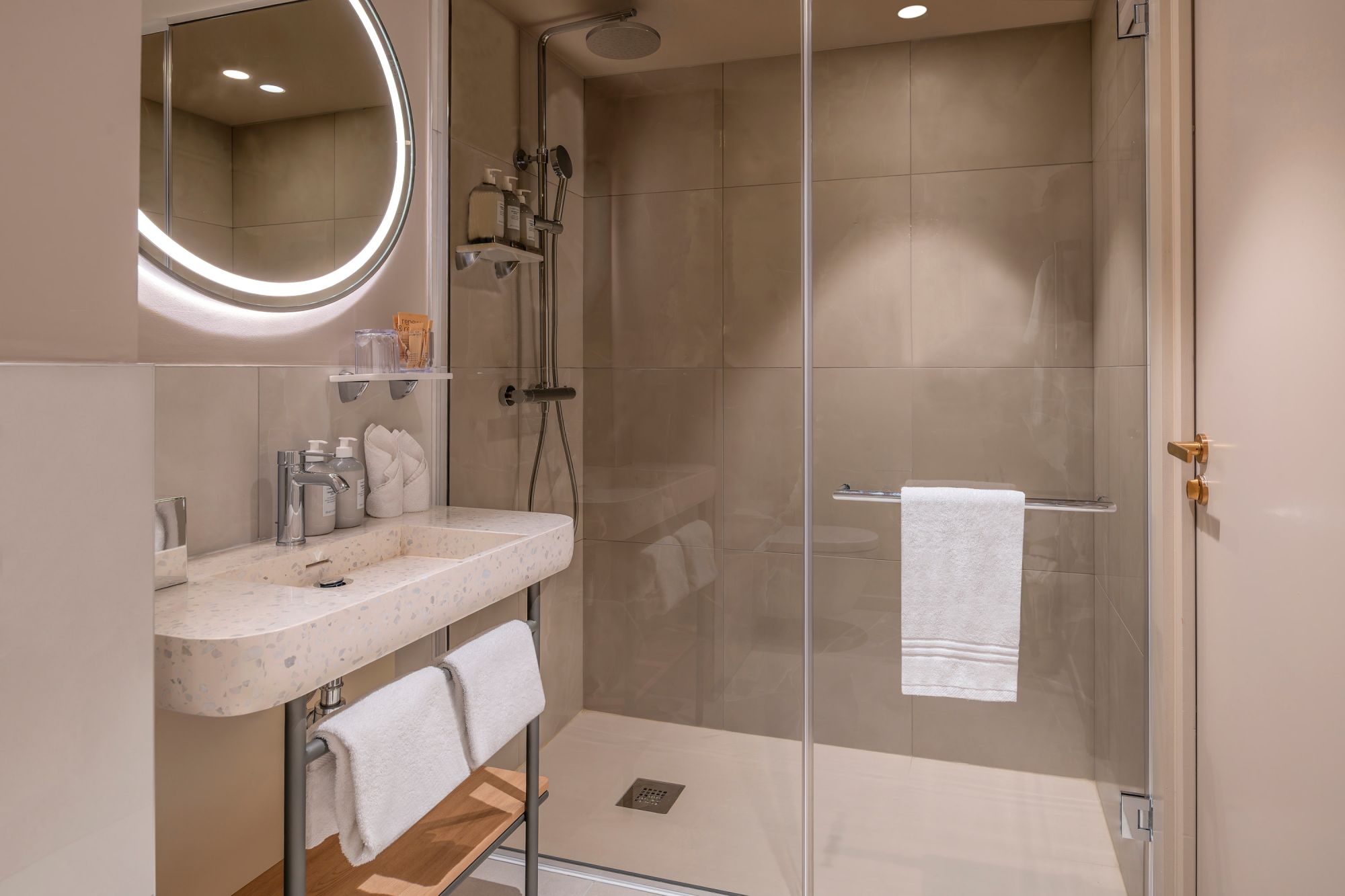 Salle de douche, chambre deluxe, french riviera, Villeneuve Loubet, hotel marina