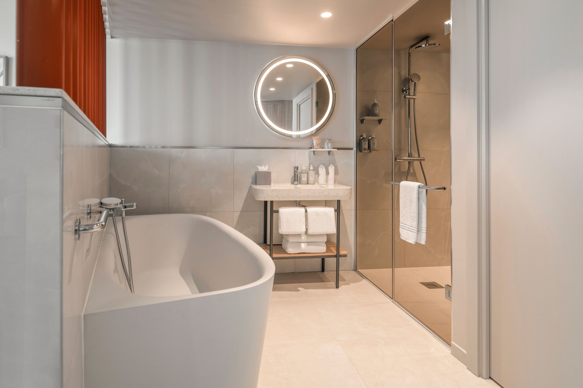 Marina Suite, baignoire, Marina Baie des Anges H�tel, C�te d'Azur