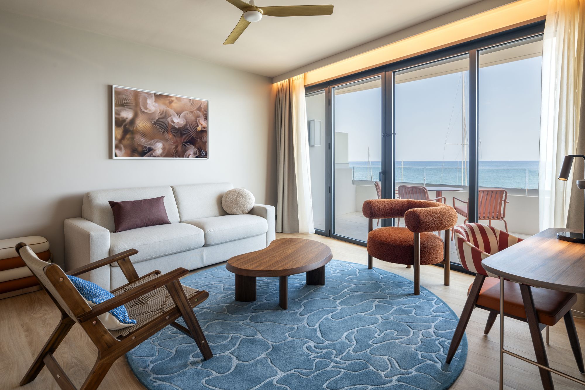 Marina Suite, salon avec canap�, Marina Baie des Anges H�tel, C�te d'Azur
