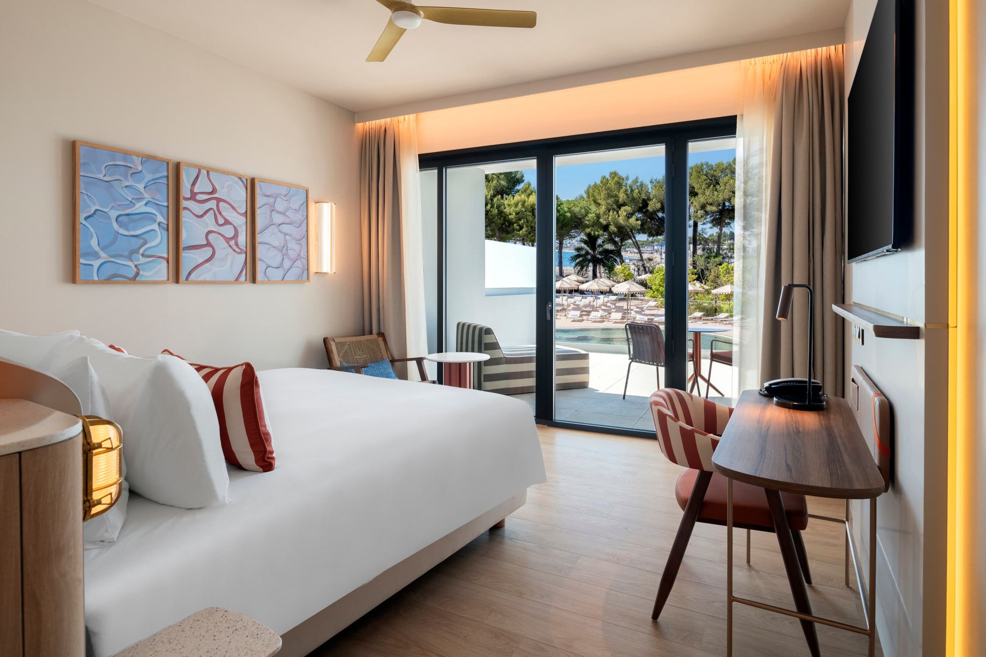 Chambre Deluxe avec balcon, lit King Size, Marina Baie des Anges H�tel, Villeneuve-Loubet